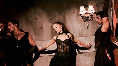 La artista Ariana Grande ha abierto su <i><b>Eternal Sunshine Tour </b></i>con un concierto de 105 minutos en el Oakland Arena que, según <i>Variety</i>, confirma una decisión artística nítida: el nuevo espectáculo gira alrededor de su <b>material más reciente</b> y prioriza la voz por encima del despliegue escénico, en un momento en que la propia cantante ha deslizado que podría pasar mucho tiempo antes de volver a salir de gira.