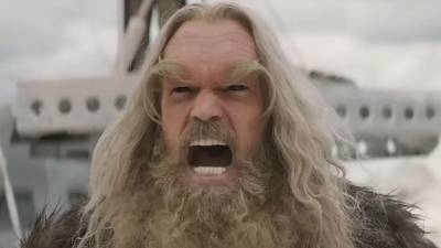 Tyler Mane, reconocido por dar vida al temible Sabretooth en la película X-Men, compartió una noticia que conmovió a sus seguidores alrededor del mundo. El actor canadiense reveló públicamente que fue diagnosticado con cáncer de mama y que ya inició un tratamiento de quimioterapia para combatir la enfermedad.