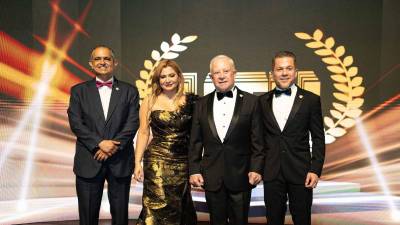 Javier Mejía, Emma y Roger D. Valladares junto a Roger E. Valladares