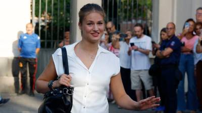 La princesa Leonor, heredera de la Corona española, comenzó con “muchas ganas” este lunes su etapa universitaria, según aseguró antes de entrar en la Facultad de Ciencias Jurídicas de la Universidad Carlos III de Madrid, donde cursará durante los próximos cuatro años la carrera de Ciencias Políticas.