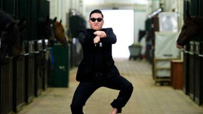 La historia de PSY, nombre artístico de Park Jae-sang, trasciende ampliamente el recuerdo inmediato de Gangnam Style, la canción que en 2012 redefinió la relación entre el pop y el ecosistema digital, y que lo proyectó hacia una dimensión global sin precedentes.