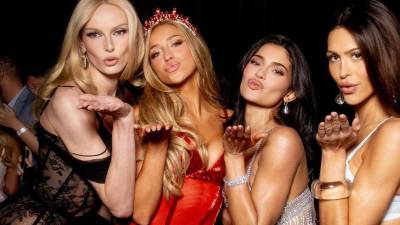 La californiana Bella Hadid fue la encargada de abrir la glamurosa pasarela del Victoria’s Secret Fashion Show 2026 realizado en Los Ángeles (California), marcando el inicio de una noche llena de brillo y sensualidad.