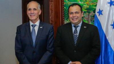 El presidente Nasry Asfura junto a Jairo Rivera.