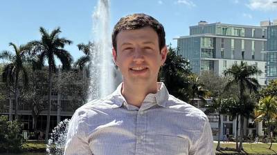 El investigador estadounidense Morris Alper desarrolló un modelo de inteligencia artificial (IA) capaz de crear idiomas completos, definir sus reglas gramaticales y generar frases coherentes con ellas, con aplicaciones que van desde la investigación de lenguas poco documentadas hasta la producción cinematográfica y de videojuegos.
