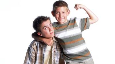 El reinicio de Malcolm in the Middle, titulado Life’s Still Unfair, se estrenará el 10 de abril en Hulu y Disney+, con gran parte del elenco original de regreso. Sin embargo, uno de los personajes más recordados, Dewey, no será interpretado por su actor original, Erik Per Sullivan.