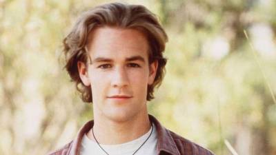 El actor estadounidense James Van Der Beek falleció este miércoles 11 de febrero en Texas, tras enfrentar una batalla contra el cáncer colorrectal. La noticia fue confirmada por su familia y por el portal TMZ, generando una inmediata reacción de pesar en la industria del entretenimiento y entre millones de seguidores que crecieron viendo su trabajo en televisión.