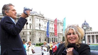 Foto de archivo de la actriz francesa y activista por los derechos de los animales Brigitte Bardot (R) y su esposo, el abogado francés Bernard Ormale, posan en Viena, Austria, 26 de mayo de 2002.