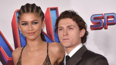 La actriz Zendaya protagonizó un momento viral durante su reciente aparición en una alfombra roja, luego de reaccionar con risas y evidente timidez cuando algunos fotógrafos y fans comenzaron a llamarla “Mrs. Holland”.