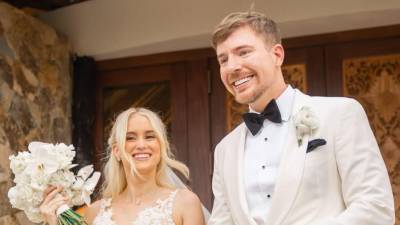 Jimmy Donaldson, conocido mundialmente como MrBeast, dejó por un momento las producciones millonarias y los retos virales para protagonizar uno de los momentos más importantes de su vida. El creador de contenido con más suscriptores en YouTube contrajo matrimonio con Thea Booysen en una ceremonia privada celebrada en Necker Island, la exclusiva isla de Richard Branson ubicada en las Islas Vírgenes Británicas.