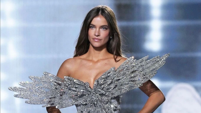 Semanas después de convertirse en madre, la modelo húngara Barbara Palvin volvió a encender los reflectores en el Victoria’s Secret Fashion Show 2026. Con seguridad, elegancia y una ovacionada aparición, la modelo firmó uno de los regresos más impactantes e inspiradores del año.