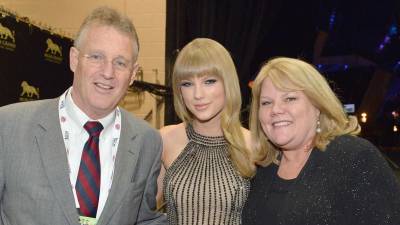 Taylor Swift en una foto de archivo con sus padres Scott y Andrea Swift.