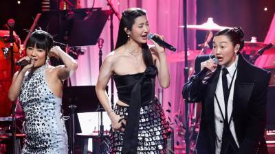 La ceremonia previa de los Grammy, celebrada el pasado sábado, cubrió gran parte de los premios de género, técnicos y especializados que no se presentaron durante la transmisión televisada principal que se realizó el domingo. La lista sintetiza los ganadores reportados específicamente de esa porción de la entrega de premios. En primer lugar, el reconocimiento internacional de Las guerreras K-Pop alcanzó una nueva dimensión con la premiación de “Golden” como la primera canción de K-Pop en recibir un Grammy en la categoría de mejor canción escrita para medios visuales.