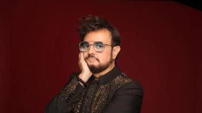 El cantante mexicano Aleks Syntek anunció cambios en su agenda internacional tras recibir una recomendación de su psiquiatra que le impide realizar viajes prolongados por el momento. La decisión obligó al artista a posponer algunas presentaciones de su Total Syntek Tour en Europa, gira con la que conmemora 35 años de trayectoria musical.