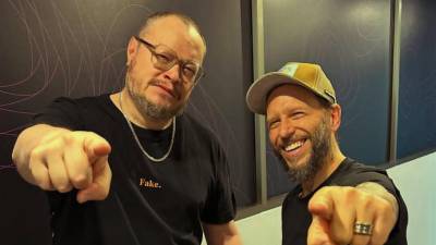 El icónico dúo Sin Bandera se ha consolidado como uno de los referentes del pop romántico en español gracias a una trayectoria marcada por el éxito y el reconocimiento internacional. Desde su debut en 2002, la agrupación ha sido distinguida con múltiples premios, entre ellos Latin Grammy, Premios Lo Nuestro, Premios Oye! y galardones de MTV Latino.