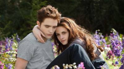 Kristen Stewart, protagonista original de la saga Crepúsculo, sorprendió al revelar que estaría dispuesta a dirigir un remake de la historia que la catapultó a la fama.