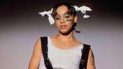 Lisa Lopes fue una de las artistas más influyentes del R&amp;B y el hip-hop de los años 90. Como integrante de TLC, ayudó a transformar la música popular con un estilo innovador que combinó ritmos urbanos, mensajes sociales y una identidad visual que rompió esquemas.
