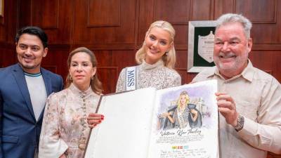 El alcalde le entregó un reconocimiento a Victoria por su honorable visita.