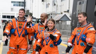 Fotografía cedida por la NASA donde aparece la tripulación de la misión Artemis II.