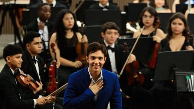 Dennis Orellana volvió a San Pedro Sula, tierra que lo vio nacer, y esta vez con un nuevo concierto que deleitó a los asistentes. Tras su última visita en 2024, el catracho volvió con más experiencia gracias a sus presentaciones en varios países europeos.