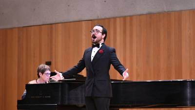 El artista hondureño Moisés Duarte durante una participación musical.