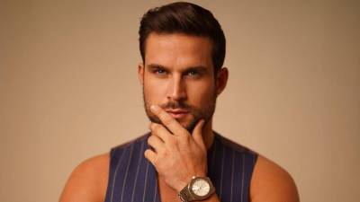 Clovis Nienow (nacido el 19 de junio de 1993 en México) es un reconocido modelo, actor, influencer y conductor de televisión.