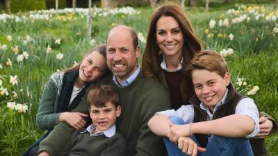 El Príncipe William y a la Princesa de Gales Catherine posan sentados junto a sus hijos el príncipe George, la princesa Charlotte y el príncipe Louis.