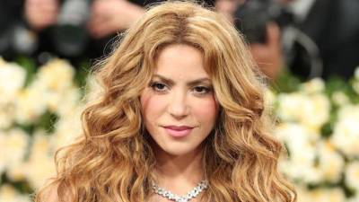 La imagen de Shakira es un lenguaje propio; mucho antes de que la moda se convirtiera en una industria aliada de las estrellas pop, la artista colombiana ya entendía que cada prenda podía contar una historia. Aquí te mostramos cómo su estilo ha evolucionado al mismo ritmo que su música.