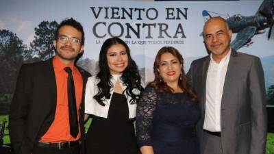 Ayer, la noche capitalina se vistió de acontecimiento con la premier de Viento en contra: la historia en la que todos perdimos. Afuera de Metrocinemas Plaza América, la utilería ya anticipaba a los primeros curiosos de qué trataría la velada, mientras adentro una alfombra roja recibía, uno a uno, a quienes formarían parte de la fotografía oficial del cine hondureño esta semana.