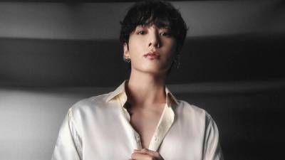 Una publicación de Jungkook, integrante de BTS, generó una ola de reacciones entre sus seguidores después de que el artista expresara su interés en encontrar a una persona que lo ayude a grabar y editar contenido audiovisual durante sus actividades.