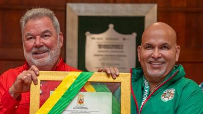 Roberto Contreras, alcalde de San Pedro Sula, se sumó a las muestras de pesar por la repentina muerte de Orinson Amaya, presidente del Club Deportivo Marathón.