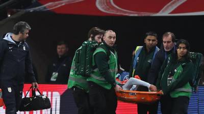 Joaquín Piquerez fue retirado del campo en camilla y será sometido a una operación.