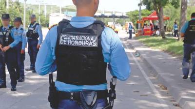 La Secretaría de Seguridad informó este lunes sobre una serie de cambios en la estructura de mando de la Policía Nacional de Honduras, como parte del proceso de rotación institucional orientado a fortalecer la operatividad, la gestión administrativa y la seguridad ciudadana a nivel nacional. Estas son las nuevas autoridades que asumieron sus cargos este día.
