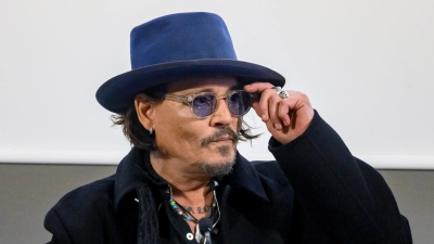 El actor y músico Johnny Depp sorprendió en Estambul al presentar su primera pieza escultural, una obra íntima que tiene como inspiración su hijo llamado John Christopher Depp III, fruto de su relación con la actriz francesa Vanessa Paradis.