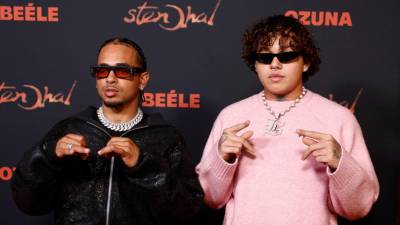 Los cantantes y compositores, el colombiano Brandon López ´Beéle´ (d) y el puertorriqueño Ozuna, posan a su llegada a la presentación de su nuevo albúm hoy martes en Madrid.