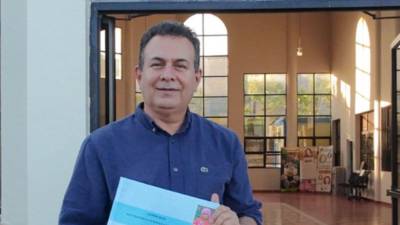 Rubén Darío Paz con su nuevo libro “Honduras: sus manifestaciones culturales”.