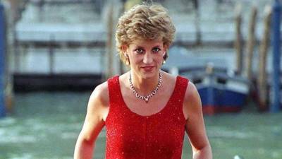 <b>Princesa Diana: </b>Valentino se inspiró en un vestido rojo que vio en la ópera de Barcelona para crear su famoso tono rojo, que se convirtió en su firma y en un símbolo de glamour y elegancia vibrante para mujeres como Diana.