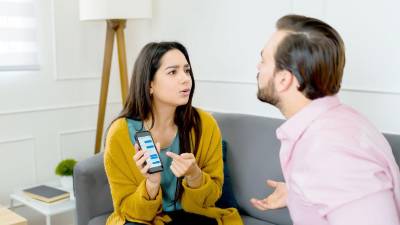 “La falta de comunicación buena, empática y asertiva puede llevar tanto a hombres como a mujeres a buscar fuera lo que sienten que falta dentro de la relación”, afirmó la especialista.