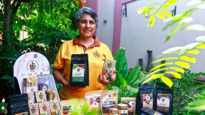 La esencia de DaKayros va más allá de la producción de café y cacao; detrás del emprendimiento de Dunia Paz hay una historia de amor, perseverancia e inclusión. La productora y emprendedora hondureña creó DaKayros Chocolate &amp; Coffee Shop, un negocio familiar de café y cacao que busca financiar su mayor sueño