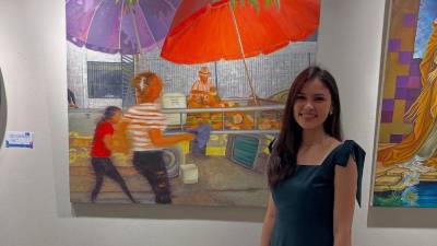 La artista Ninfa Espinoza junto a una de sus obras en el Salón Nacional de Arte 2025 del Centro Cultural Sampedrano.