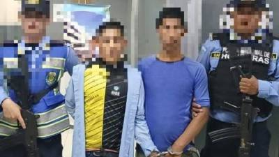 Custodiados por agentes en instalaciones policiales de Comayagua previo a ser remitido su caso al Ministerio Público.