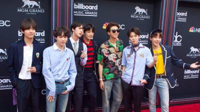 El fenómeno global conocido como BTS, integrado por RM, Jin, Suga, J-Hope, Jimin, V y Jungkook, no surgió de una fórmula improvisada ni de un casting masivo al estilo televisivo. Su origen responde a un proceso cuidadosamente diseñado que combinó audiciones, recomendaciones, hallazgos fortuitos y una visión artística muy clara.