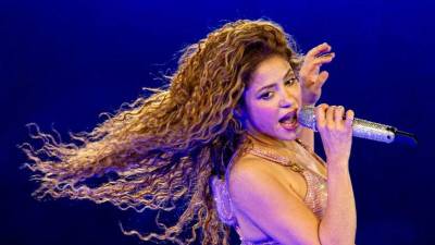 Shakira ha consolidado su estatus como un fenómeno global al romper hitos históricos tanto en la industria digital como en los escenarios en vivo.