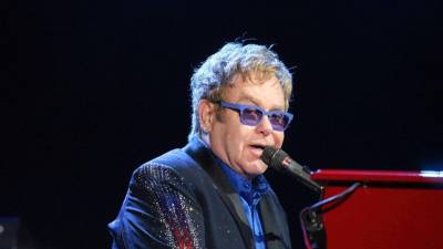 El legendario músico británico Elton John atraviesa una de las etapas más complejas de su vida debido a una serie de problemas de salud que lo han mantenido alejado de los escenarios. Sin embargo, su esposo, David Furnish, asegura que el artista conserva el ánimo y mantiene una actitud positiva.