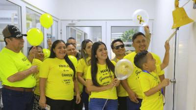 Orlin Gabriel toca la campana de la victoria tras vencer el cáncer.