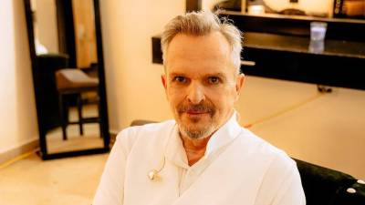 Nacido en Panamá en 1956, Miguel Bosé es una de las figuras más versátiles y enigmáticas de la música en español, cuya vida ha estado marcada por episodios tan fascinantes como poco conocidos, desde problemas de salud hasta una formación rodeada de arte y grandes personalidades.