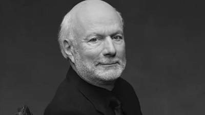 El legendario director de televisión James Burrows falleció el viernes 19 de junio de 2026 a los 85 años, según informó su familia. De acuerdo con el comunicado, murió en paz, rodeado de sus seres queridos, tras enfrentar una enfermedad. No se dieron a conocer detalles adicionales sobre la causa específica de su fallecimiento.