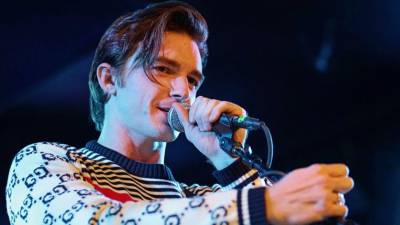 Una nueva ola de especulaciones rodea al cantante y actor Drake Bell, luego de que diversos reportes de la prensa de espectáculos señalaran que estaría atravesando una complicada situación personal relacionada con su pareja, la modelo y productora mexicana Ela Vidal.