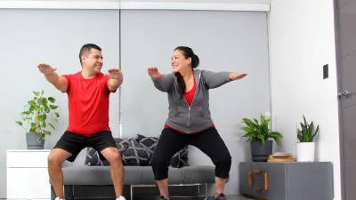 Dedica 5-10 minutos a preparar tus articulaciones.Aprende la forma correcta de los ejercicios para evitar lesiones.
