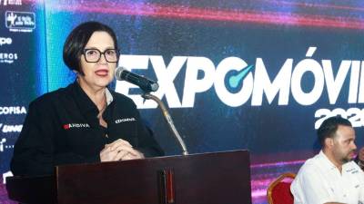 María Eugenia Fernández, directora Ejecutiva de la Asociación Hondureña de Importadores de Vehículos Automotores y Afines (AHDIVA), mientras brinda sus palabras de agradecimiento y su visión con la organización de la EXPOMÓVIL 2026, que llega por segunda ocasión a San Pedro Sula.