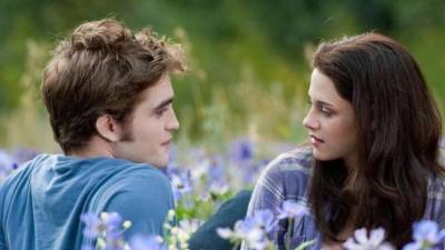 Este 2025 marca dos décadas desde la publicación del primer libro de Crepúsculo (‘Twilight’) de Stephenie Meyer, una saga que redefinió el romance juvenil y dejó huella en la cultura pop. Para conmemorar este hito, editoriales y estudios han preparado una serie de celebraciones que emocionarán tanto a los fans veteranos como a los nuevos lectores.